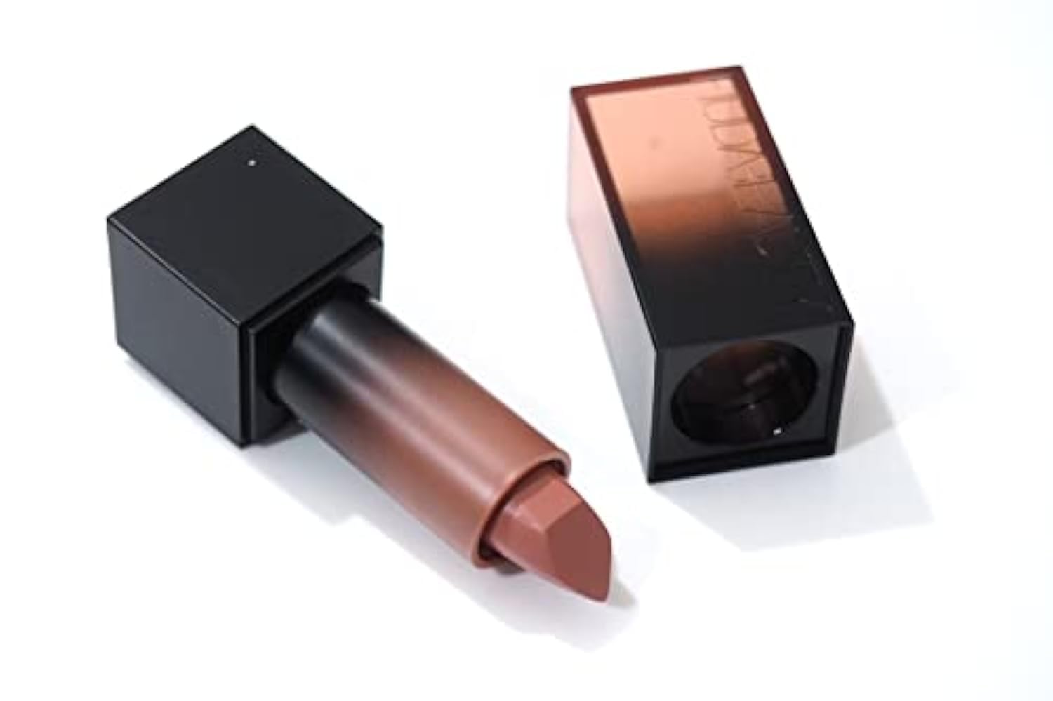 Huda Beauty Power Bullet Cream Glow Lipstick: Lipstik Mewah dan Tahan Lama